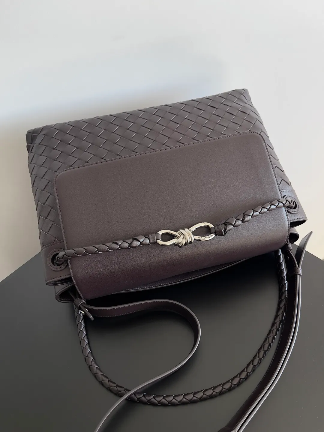 Batch 2460 BOTTEGA VENETA 2025 new men's ANDIAMO backpack Bottega Veneta's main recommendation is undoubtedly Andiamo. The first new favorite of 2025 is a men's splayed buckle bag. It can be seen that the designer has used many small ideas. The detachable cross-body strap is very convenient for elite office workers to carry their work diary. Reduce the burden on your hands when carrying office supplies. The interior is divided into two large compartments and a small zippered compartment. Unlike the women's model, the compartments here are not detachable. The fixed large single layer also makes it easier to pack lightly when going out to work and avoids the accumulation of too many small items. Style number: 807715 Size: 37*26*13cm